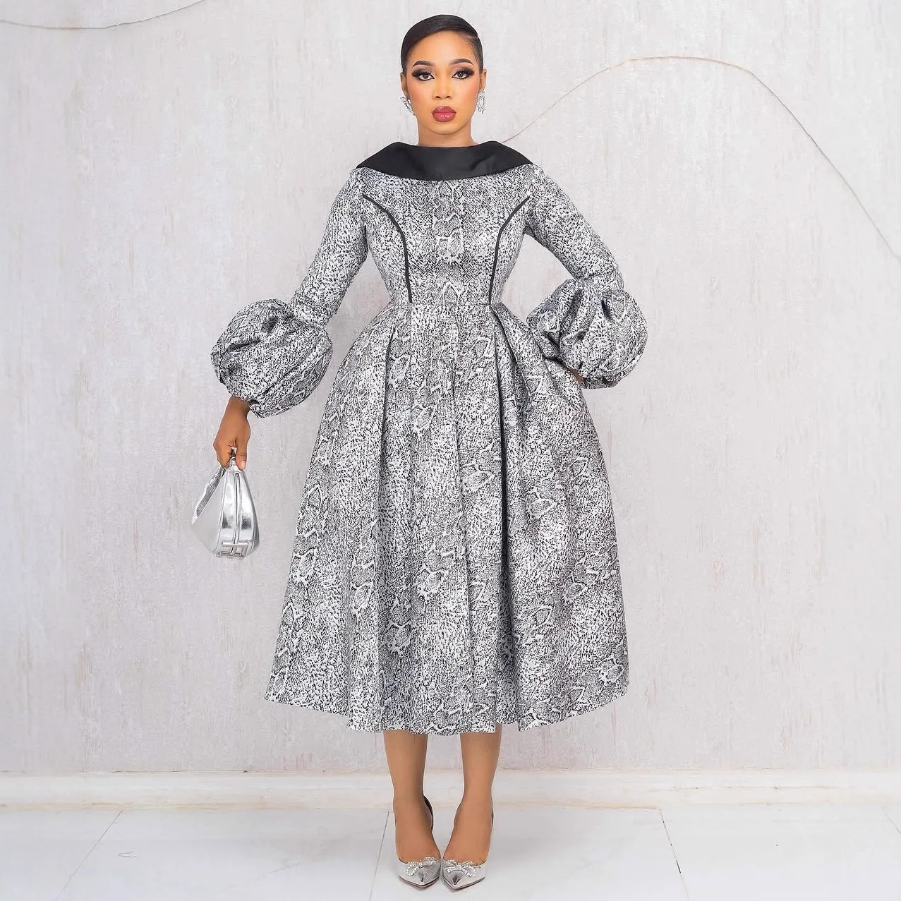 Elegant Backless Lapel Dress 2025 Waist-Cinching Lantern-Sleeved Puffy Skirt Fashionable New Arrival
Elegant Backless Lapel Dress 2025 Waist-Cinching Lantern-Sleeved Puffy Skirt Fashionable New Arrival