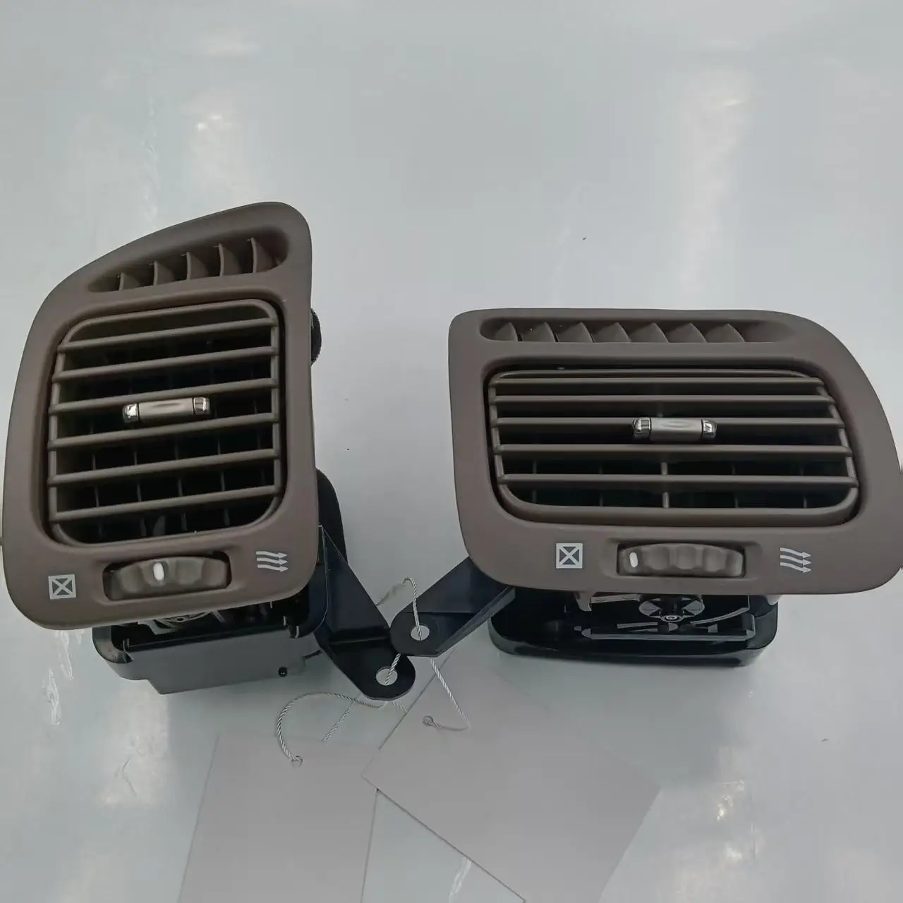 Car Decoration Gray Color Side A/C Air Conditioning Vent Grille for Toyota LX470 1998-2007
Car Decoration Gray Color Side A/C Air Conditioning Vent Grille for Toyota LX470 1998-2007