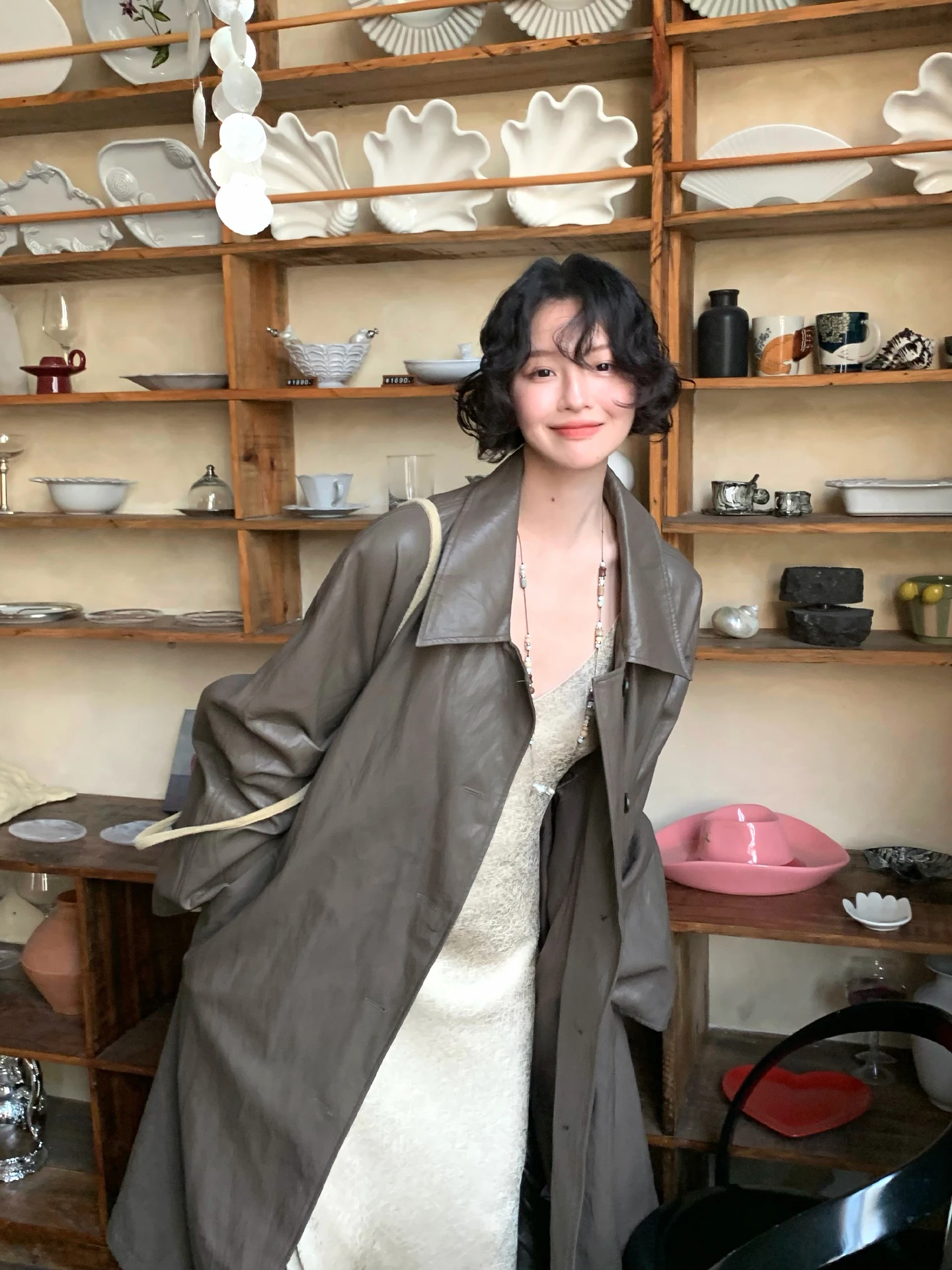 Ретро-куртка из искусственной кожи удлиненного фасона для женщин, винтажное пальто с отложным воротником, верхняя одежда, ветровка с полуматовым покрытием, новинка
Ретро-куртка из искусственной кожи удлиненного фасона для женщин, винтажное пальто с отложным воротником, верхняя одежда, ветровка с полуматовым покрытием, новинка