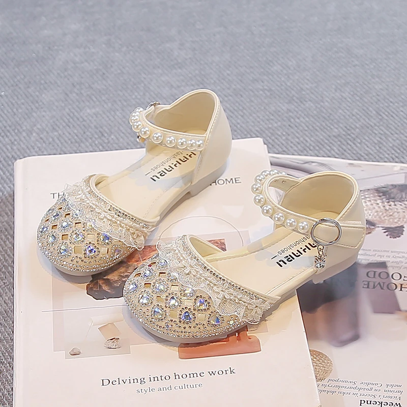 Детские туфли-сандалии для девочек, блестящие, с кристаллами, кружевные, модные, на липучке, летние, мягкие, 2026
Детские туфли-сандалии для девочек, блестящие, с кристаллами, кружевные, модные, на липучке, летние, мягкие, 2026