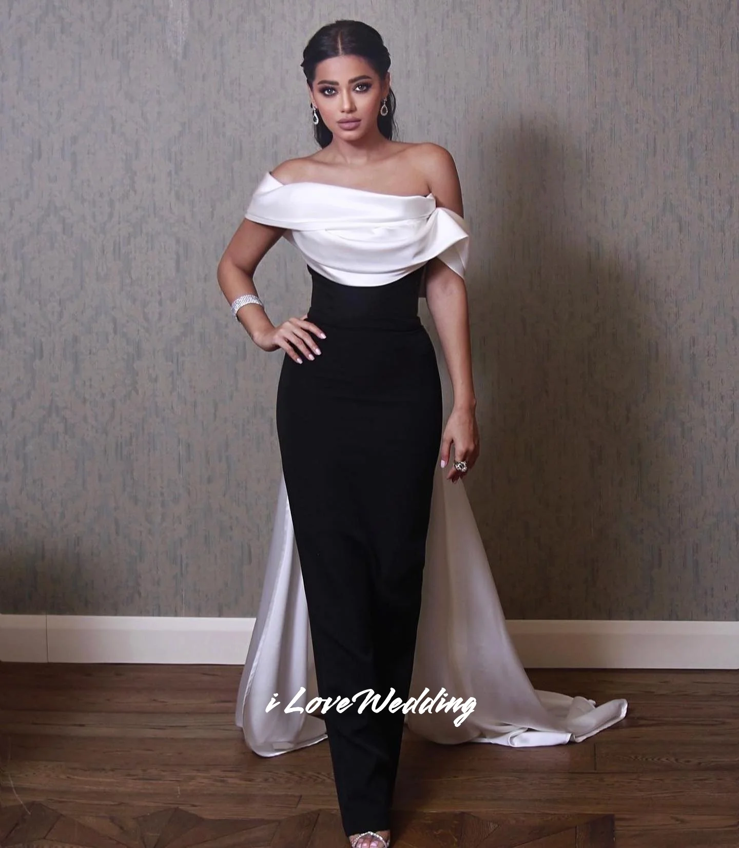 Black Off Shoulder Evening Dresses 2025 Satin Strapless Mermaid Floor-Length Pleated Sweep Train Wedding Party Dress Customized
Black Off Shoulder Evening Dresses 2025 Satin Strapless Mermaid Floor-Length Pleated Sweep Train Wedding Party Dress Customized