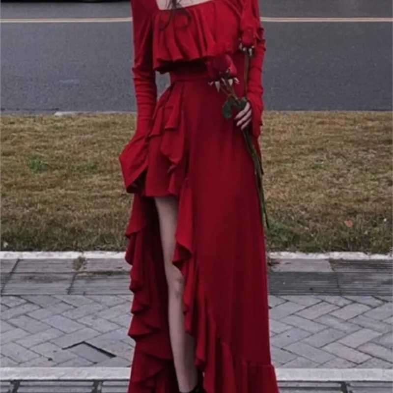 A new romantic Hepburn style red long dress with adult
A new romantic Hepburn style red long dress with adult