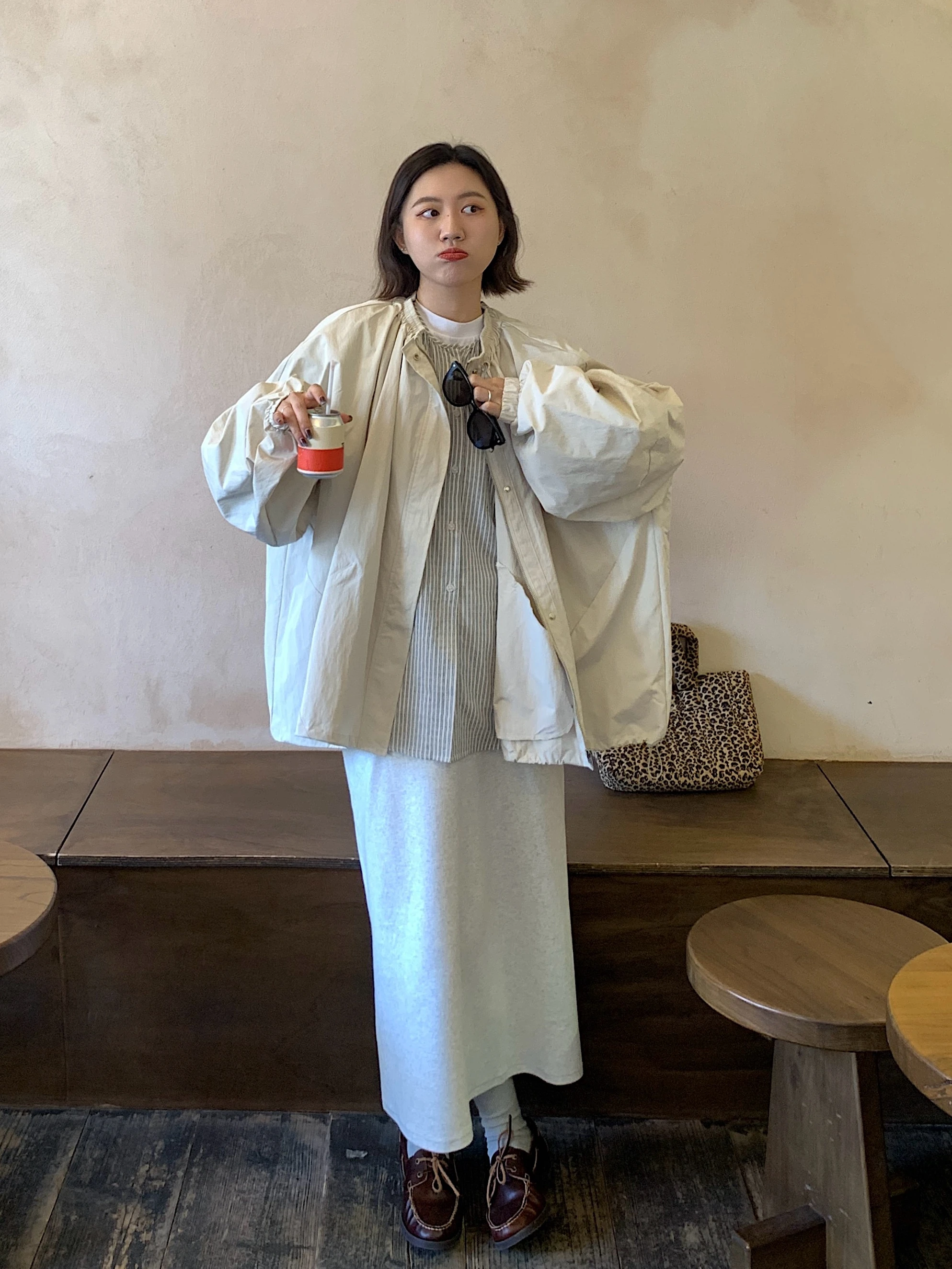 Милый ветрозащитный маленький плащ ~ воротник-стойка свободного силуэта, ветровка желтого-коричневого цвета, милый воротник-стойка среднего размера...
Милый ветрозащитный маленький плащ ~ воротник-стойка свободного силуэта, ветровка желтого-коричневого цвета, милый воротник-стойка среднего размера...