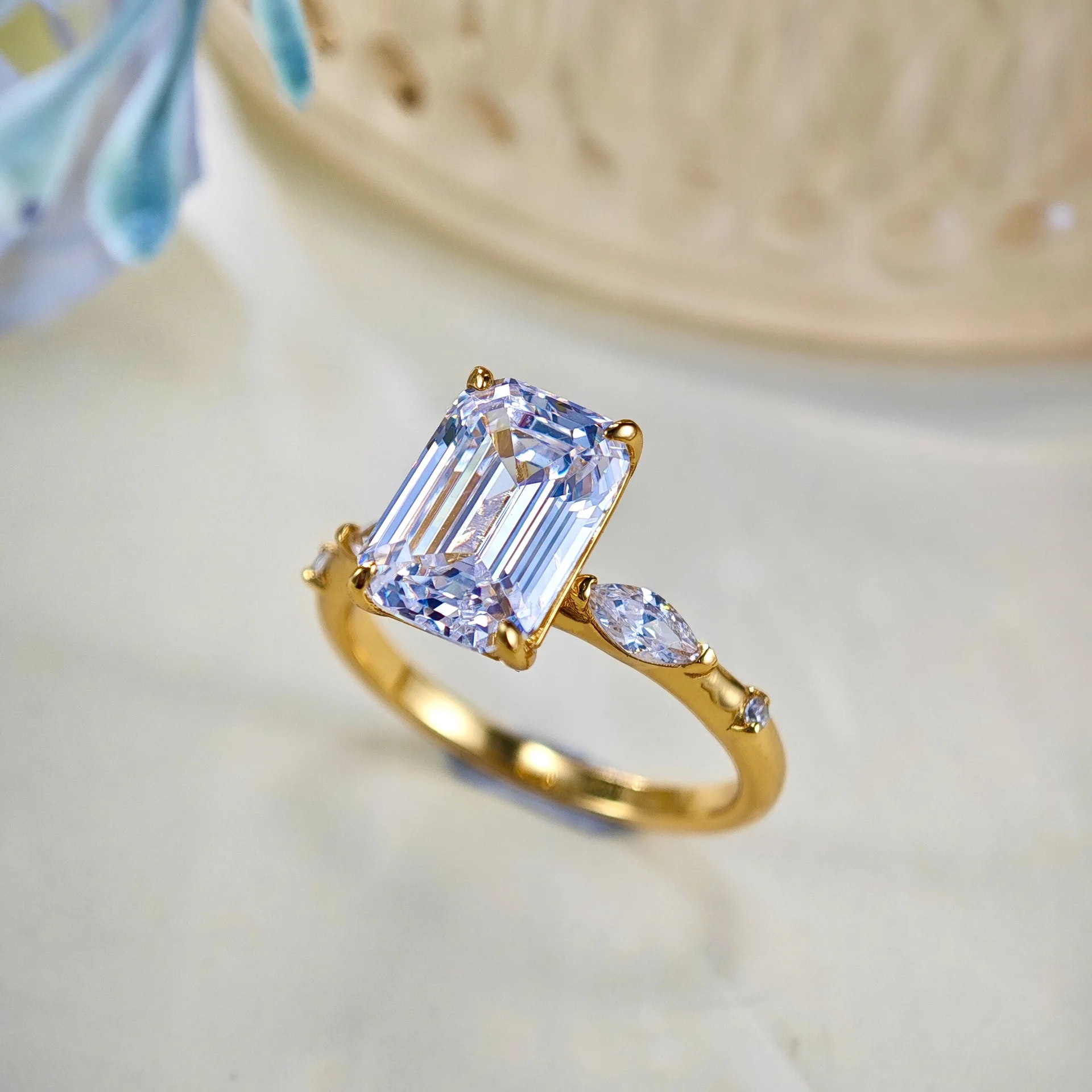 Platinum PT950 luxury minimalist high-end diamond ring for women, emerald cut ring jewelry accessory
Platinum PT950 luxury minimalist high-end diamond ring for women, emerald cut ring jewelry accessory