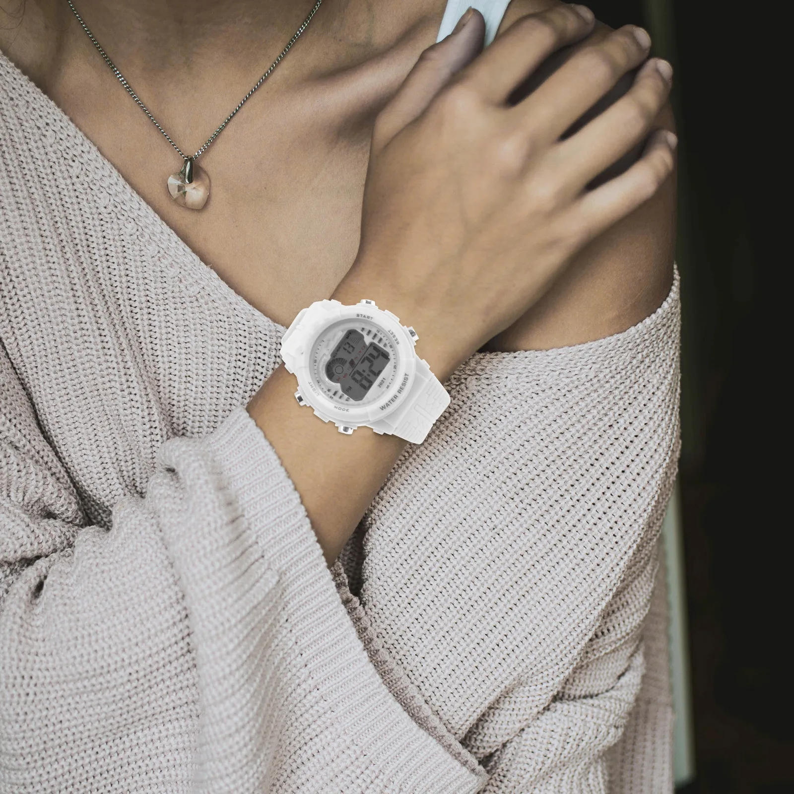 1 шт., светодиодные цифровые спортивные часы для детей, водонепроницаемые, для ежедневного использования, с большим экраном, многофункциональные, декоративные, детские часы
1 шт., светодиодные цифровые спортивные часы для детей, водонепроницаемые, для ежедневного использования, с большим экраном, многофункциональные, декоративные, детские часы