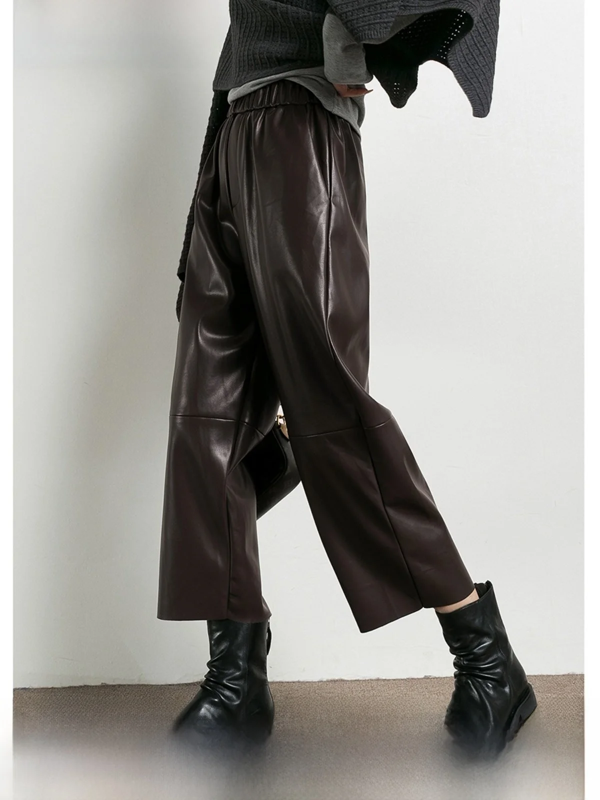 Модные свободные брюки из искусственной кожи с цветочным принтом, женские брюки с высокой талией в стиле Харадзюку, уличная мода, весенне-осенние коричневые брюки Eighteen Pants
Модные свободные брюки из искусственной кожи с цветочным принтом, женские брюки с высокой талией в стиле Харадзюку, уличная мода, весенне-осенние коричневые брюки Eighteen Pants