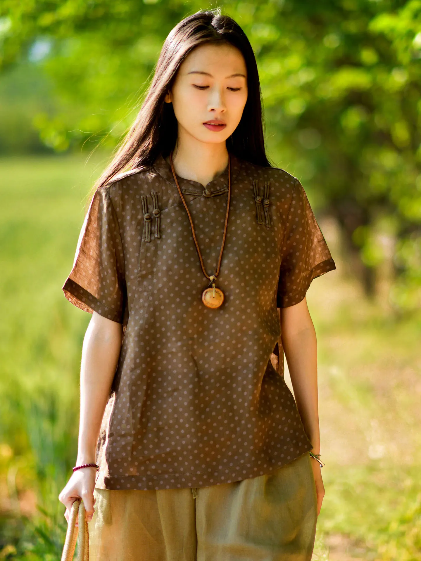 Новая летняя коллекция 2025: Женская блузка из чистого шелка в традиционном китайском стиле с коротким рукавом, в горошек, на пуговицах, художественный дизайн для чаепития
Новая летняя коллекция 2025: Женская блузка из чистого шелка в традиционном китайском стиле с коротким рукавом, в горошек, на пуговицах, художественный дизайн для чаепития