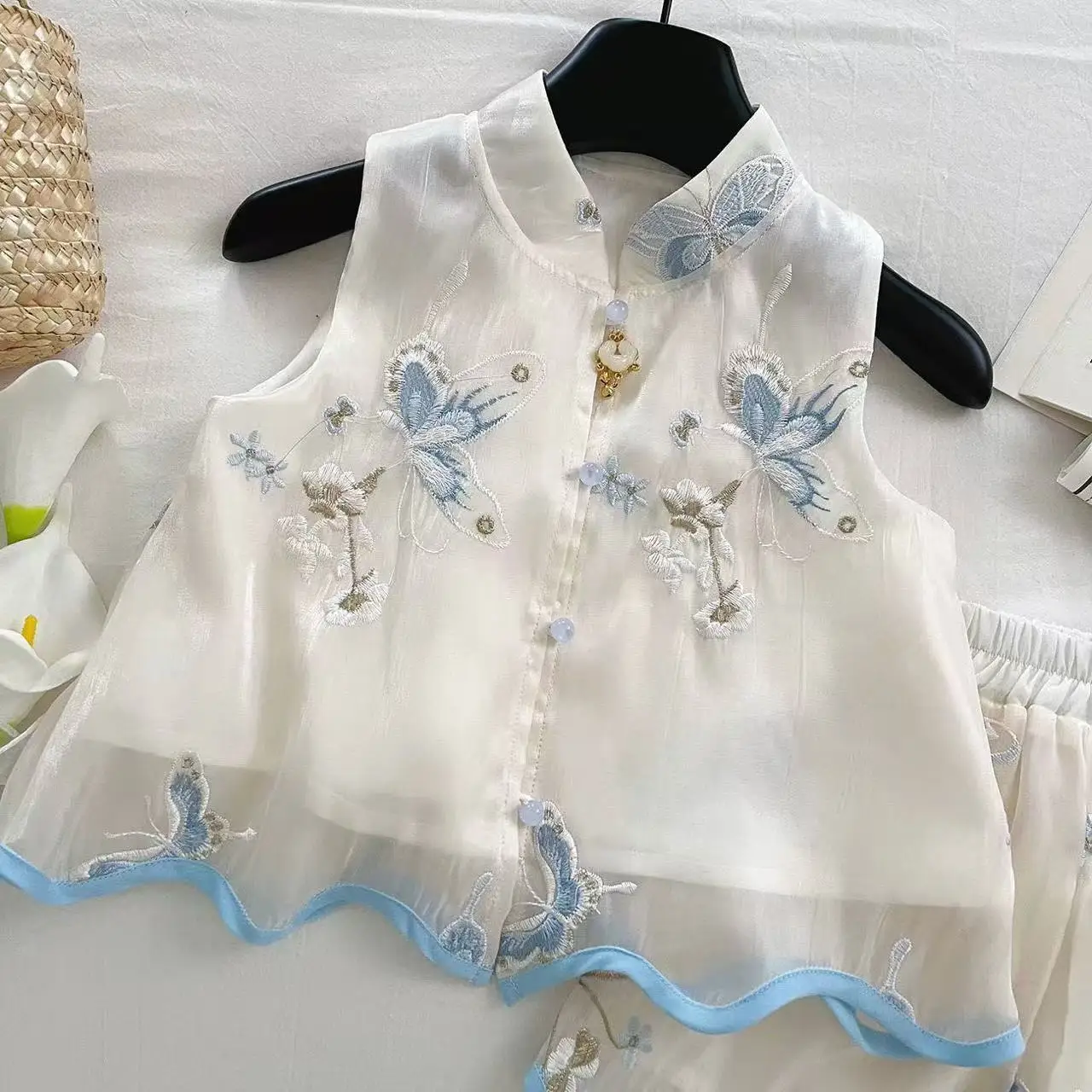 Hanfu Girls' Summer New Set Korean Fashion Hot Item Sleeveless Vest Western-style Sweet Half Skirt Two-piece Set
Hanfu Girls' Summer New Set Korean Fashion Hot Item Sleeveless Vest Western-style Sweet Half Skirt Two-piece Set