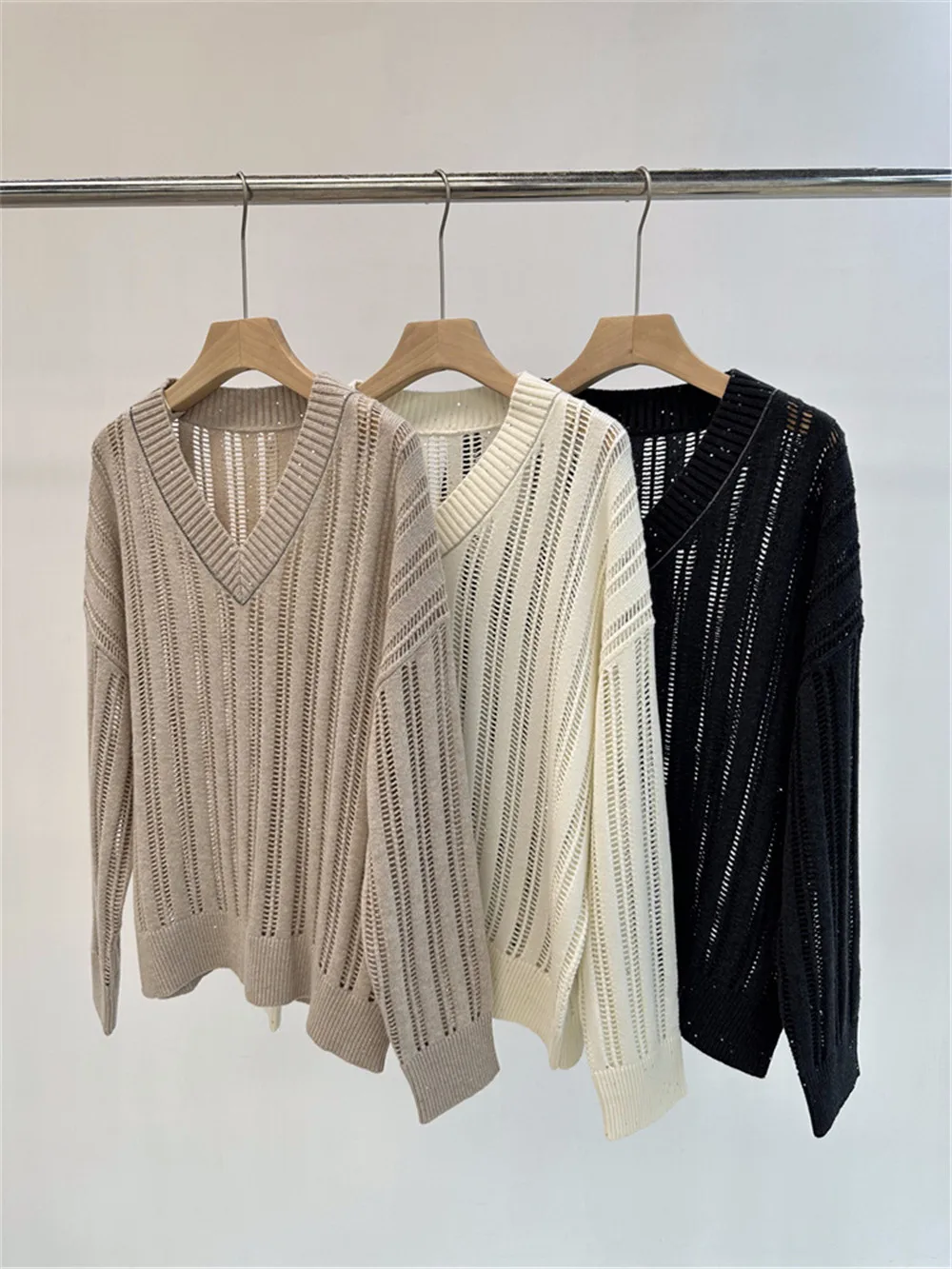 25 New Style Versatile Wool Knitted Loose V-neck Sequined Hollow Pullover Sweater for Women
25 New Style Versatile Wool Knitted Loose V-neck Sequined Hollow Pullover Sweater for Women