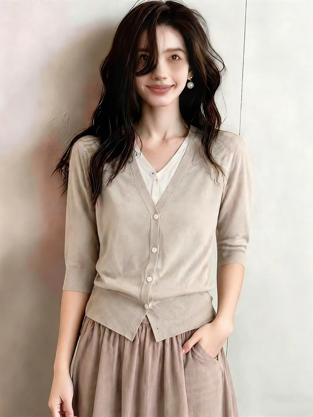 Fashionable Short Sleeve V-Neck Knitwear Women's Color Block Design Commute Style Korean Version Straight Cut Silk Top
Fashionable Short Sleeve V-Neck Knitwear Women's Color Block Design Commute Style Korean Version Straight Cut Silk Top