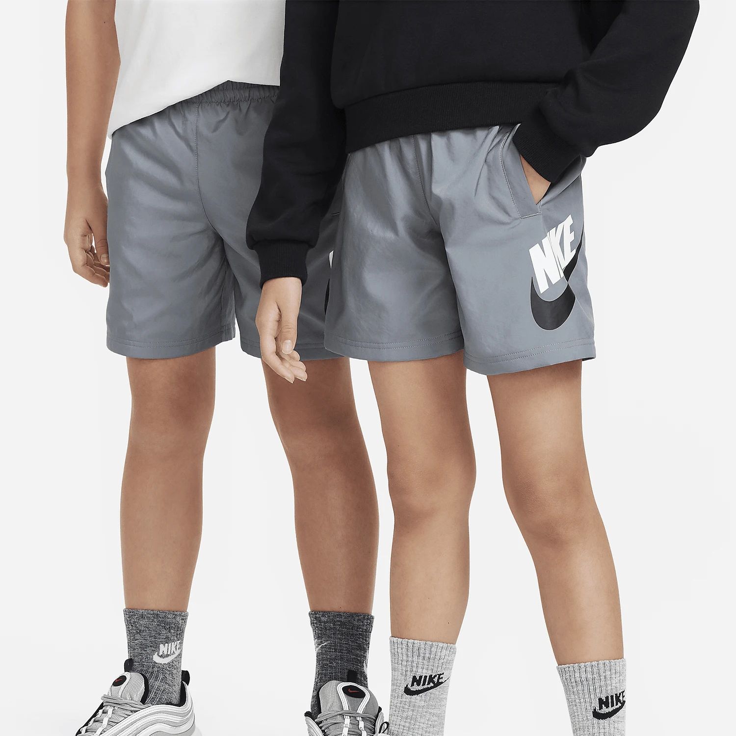 Новые летние свободные дышащие тканые спортивные шорты Nike Authentic для больших детей FN8756-084
Новые летние свободные дышащие тканые спортивные шорты Nike Authentic для больших детей FN8756-084