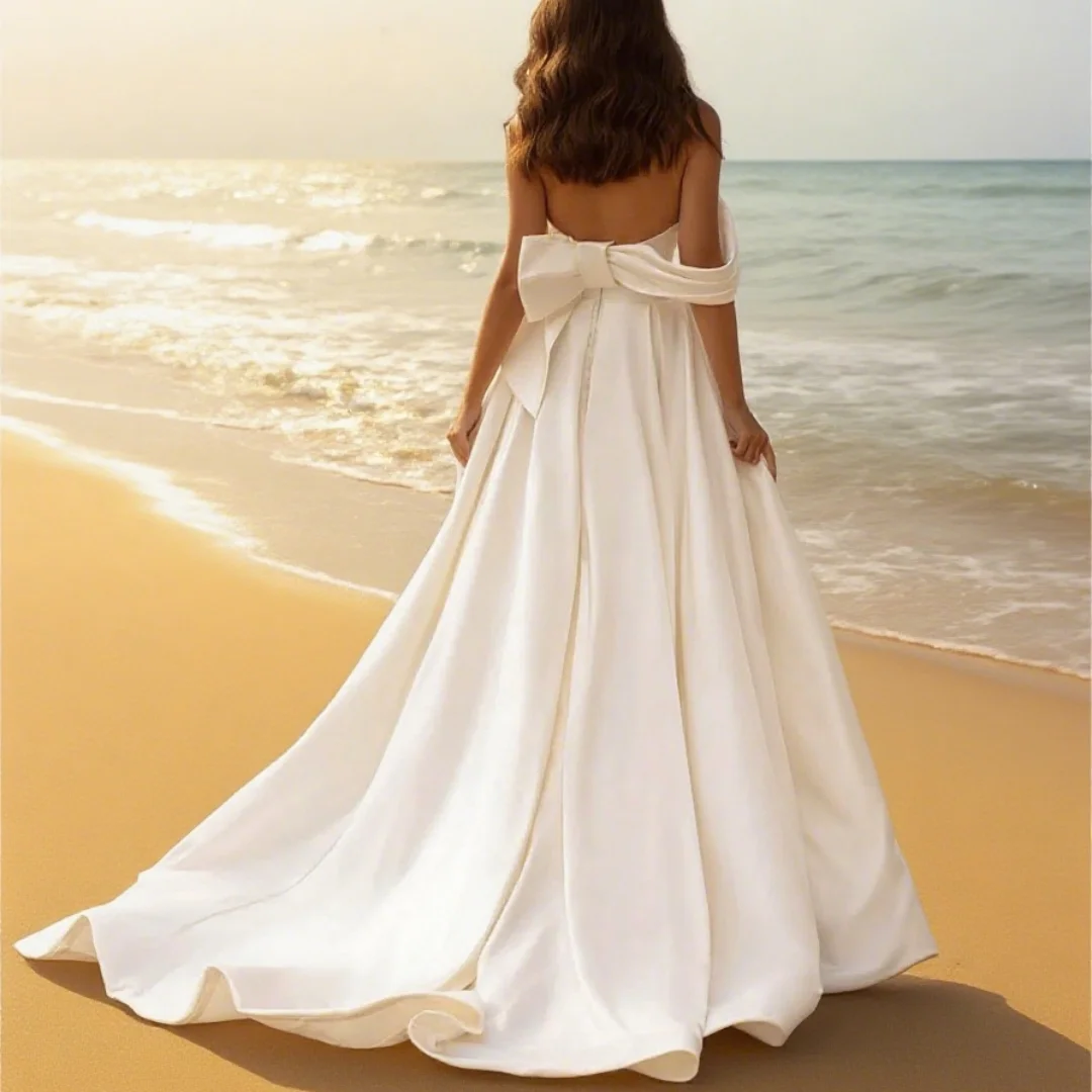Customized simple heart-shaped neckline A-line wedding dress with side slits. Bride's formal evening wedding gown.
Customized simple heart-shaped neckline A-line wedding dress with side slits. Bride's formal evening wedding gown.