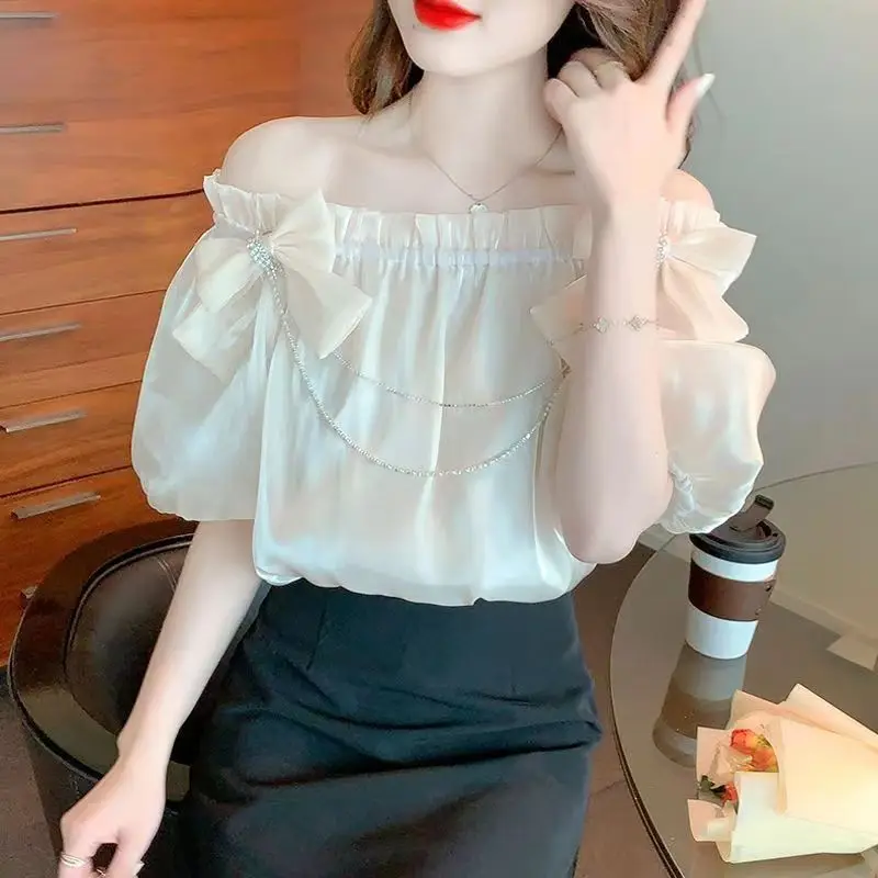Женский топ с открытыми плечами и коротким рукавом из мерцающего шифона во французском стиле 2026 года: нежный и элегантный дизайнерский образ
Женский топ с открытыми плечами и коротким рукавом из мерцающего шифона во французском стиле 2026 года: нежный и элегантный дизайнерский образ