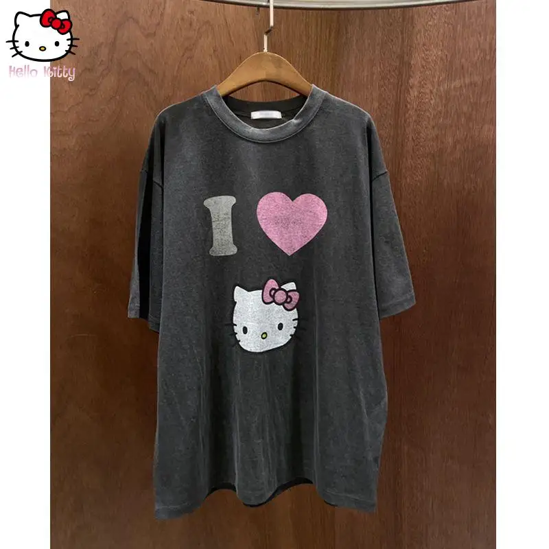Футболка Sanrio Hello Kitty, новая модная милая футболка с героями мультфильмов, удобные топы для отдыха, кавайный оригинальный принт, свободный круглый вырез
Футболка Sanrio Hello Kitty, новая модная милая футболка с героями мультфильмов, удобные топы для отдыха, кавайный оригинальный принт, свободный круглый вырез