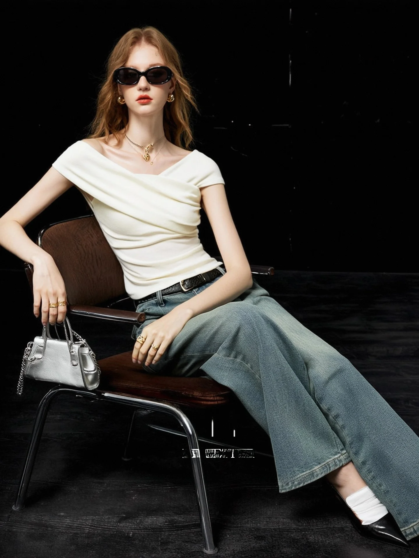 Elegant White Shoulder Bared T Shirt One Shoulder Design Summer New Arrival Luxury Feel Top Huaappuw French Style Casual Wear
Elegant White Shoulder Bared T Shirt One Shoulder Design Summer New Arrival Luxury Feel Top Huaappuw French Style Casual Wear