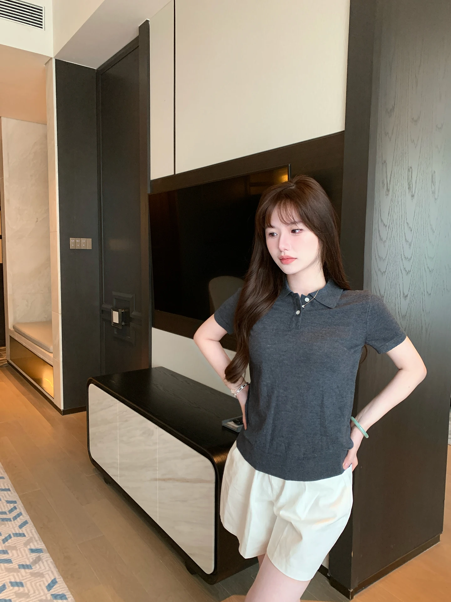 Женская трикотажная рубашка Kkwne в повседневном стиле с коротким рукавом и отложным воротником, легкий роскошный топ глубокого серого цвета, премиум-класса
Женская трикотажная рубашка Kkwne в повседневном стиле с коротким рукавом и отложным воротником, легкий роскошный топ глубокого серого цвета, премиум-класса