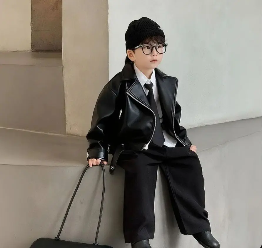 Весенне-осенняя кожаная куртка для мальчиков, модная новинка, детская повседневная куртка из искусственной кожи
Весенне-осенняя кожаная куртка для мальчиков, модная новинка, детская повседневная куртка из искусственной кожи