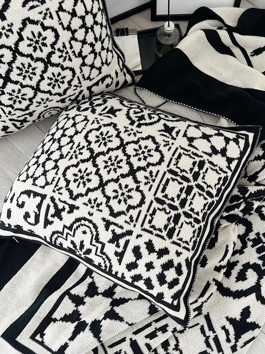 Retro Mediterranean Style Decorative Cushion Sofa Bed Headrest Pillowcase Living Room Soft Decoration Square Fluffy Velvet Pi...
Retro Mediterranean Style Decorative Cushion Sofa Bed Headrest Pillowcase Living Room Soft Decoration Square Fluffy Velvet Pi...