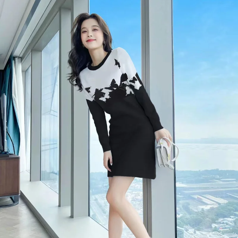 Fashionable Warm Knitted Dress for Women's Spring Autumn Round Neck Inner Style Contrast Color Mid Length Wrapped Hip Skirt
Fashionable Warm Knitted Dress for Women's Spring Autumn Round Neck Inner Style Contrast Color Mid Length Wrapped Hip Skirt