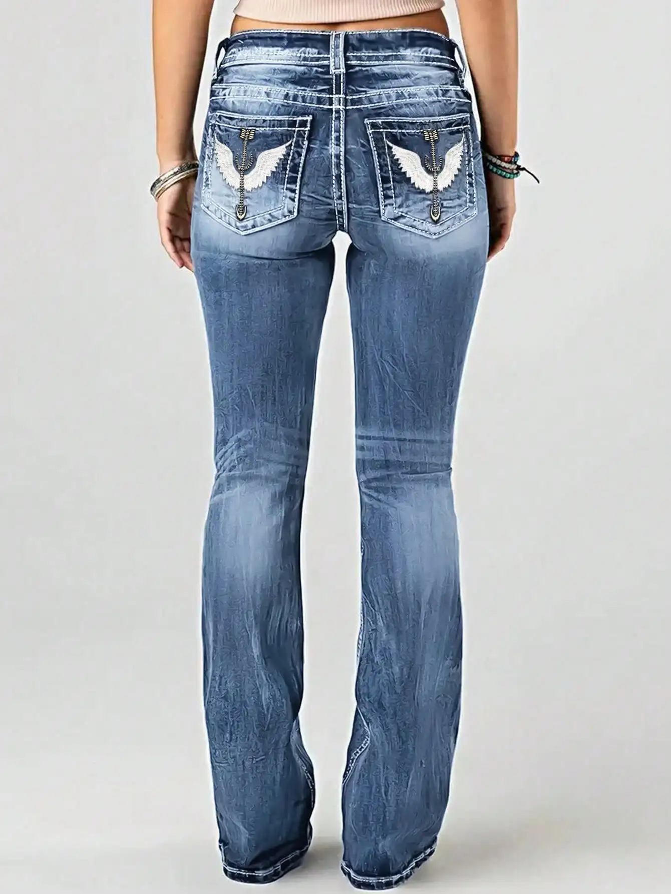 Женские джинсы-клеш с вышивкой, карманами-крылышками и эффектом потертости
Женские джинсы-клеш с вышивкой, карманами-крылышками и эффектом потертости
