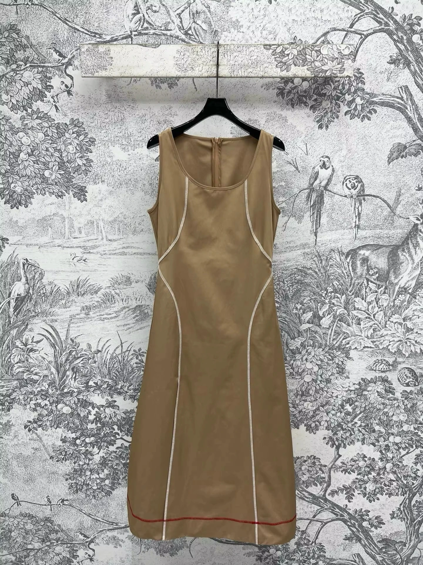 Designer Brand New Round Neck Sleeveless Dress with Contrasting Color Lines, Slim and Handsome, Versatile, Women's Style
Designer Brand New Round Neck Sleeveless Dress with Contrasting Color Lines, Slim and Handsome, Versatile, Women's Style