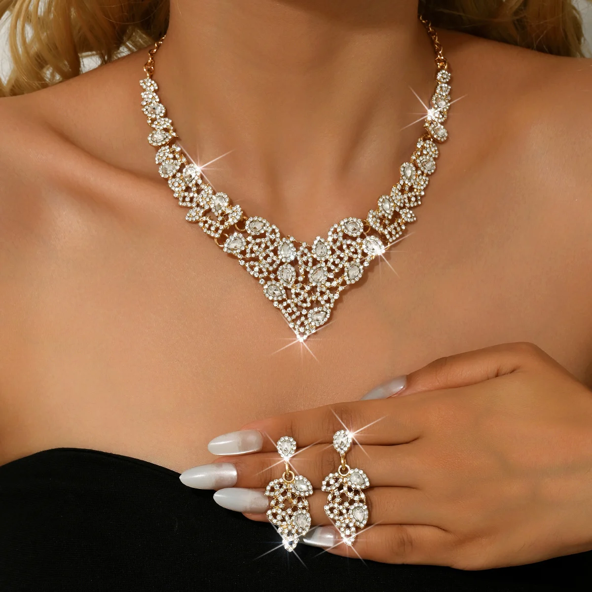 Luxurious crystal diamond necklace and earrings set - perfect for brides' banquets and formal dances, trendy for ladies.
Luxurious crystal diamond necklace and earrings set - perfect for brides' banquets and formal dances, trendy for ladies.