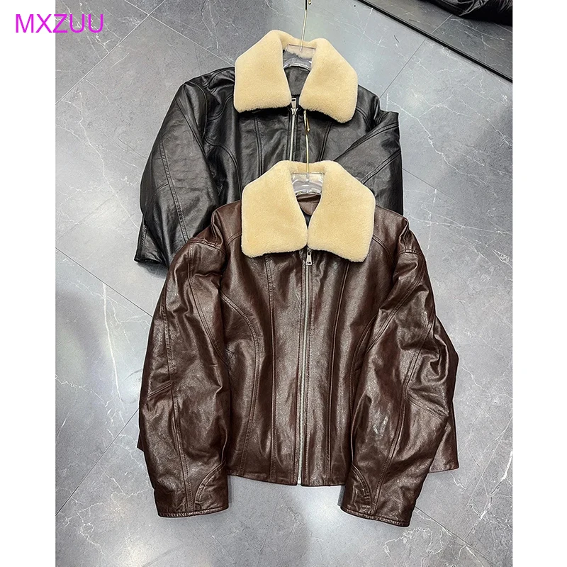 Женская кожаная куртка с мехом в корейском стиле, из вощеной овчины, с 90% белым гусиным пухом, с воротником из овечьей шерсти, свободного кроя, короткая, пуховая куртка-пальто
Женская кожаная куртка с мехом в корейском стиле, из вощеной овчины, с 90% белым гусиным пухом, с воротником из овечьей шерсти, свободного кроя, короткая, пуховая куртка-пальто