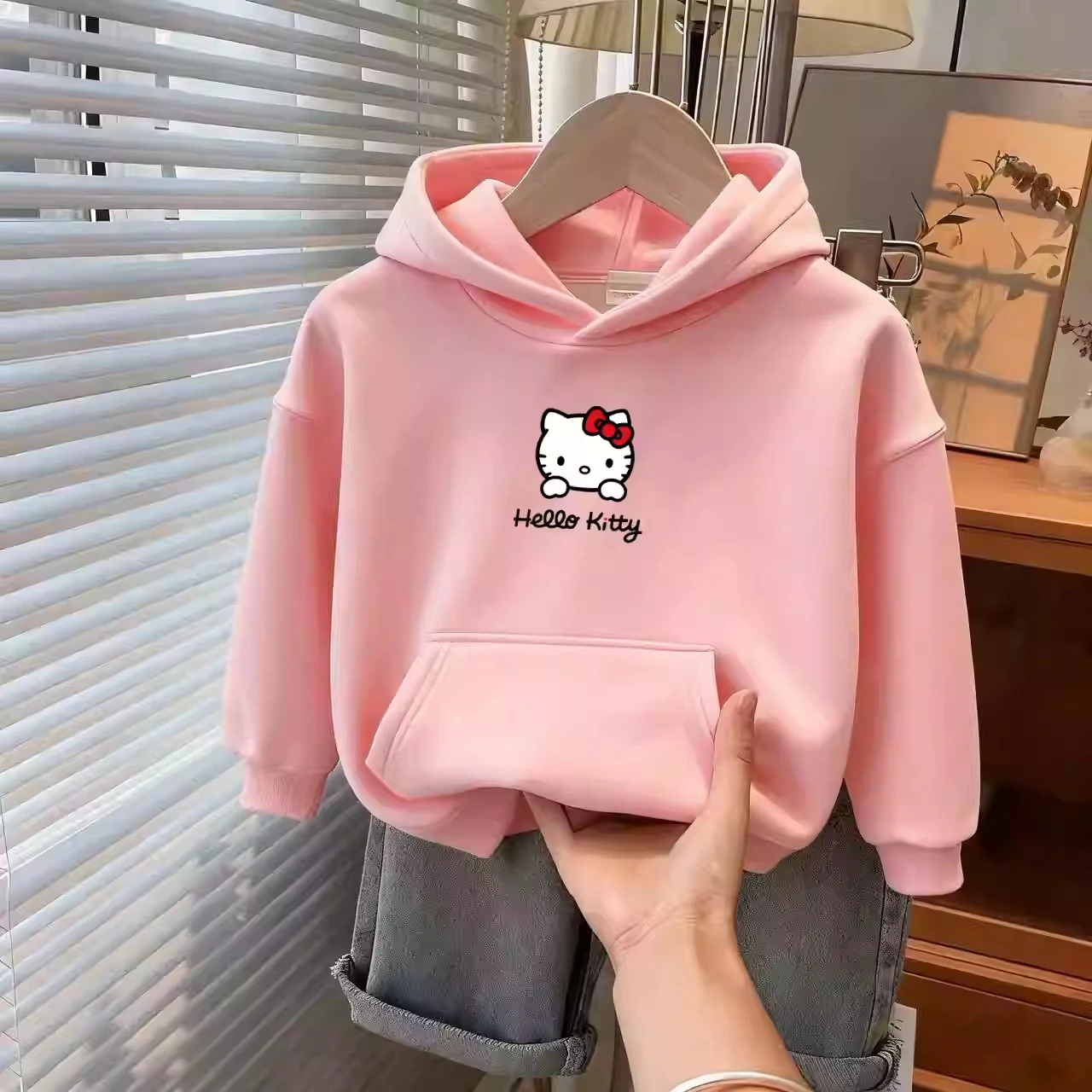 Розовые толстовки с капюшоном «Hello Kitty» для девочек, осень-зима, новые милые плюшевые пальто с мультяшным принтом, детский повседневный свободный теплый пуловер с карманами
Розовые толстовки с капюшоном «Hello Kitty» для девочек, осень-зима, новые милые плюшевые пальто с мультяшным принтом, детский повседневный свободный теплый пуловер с карманами