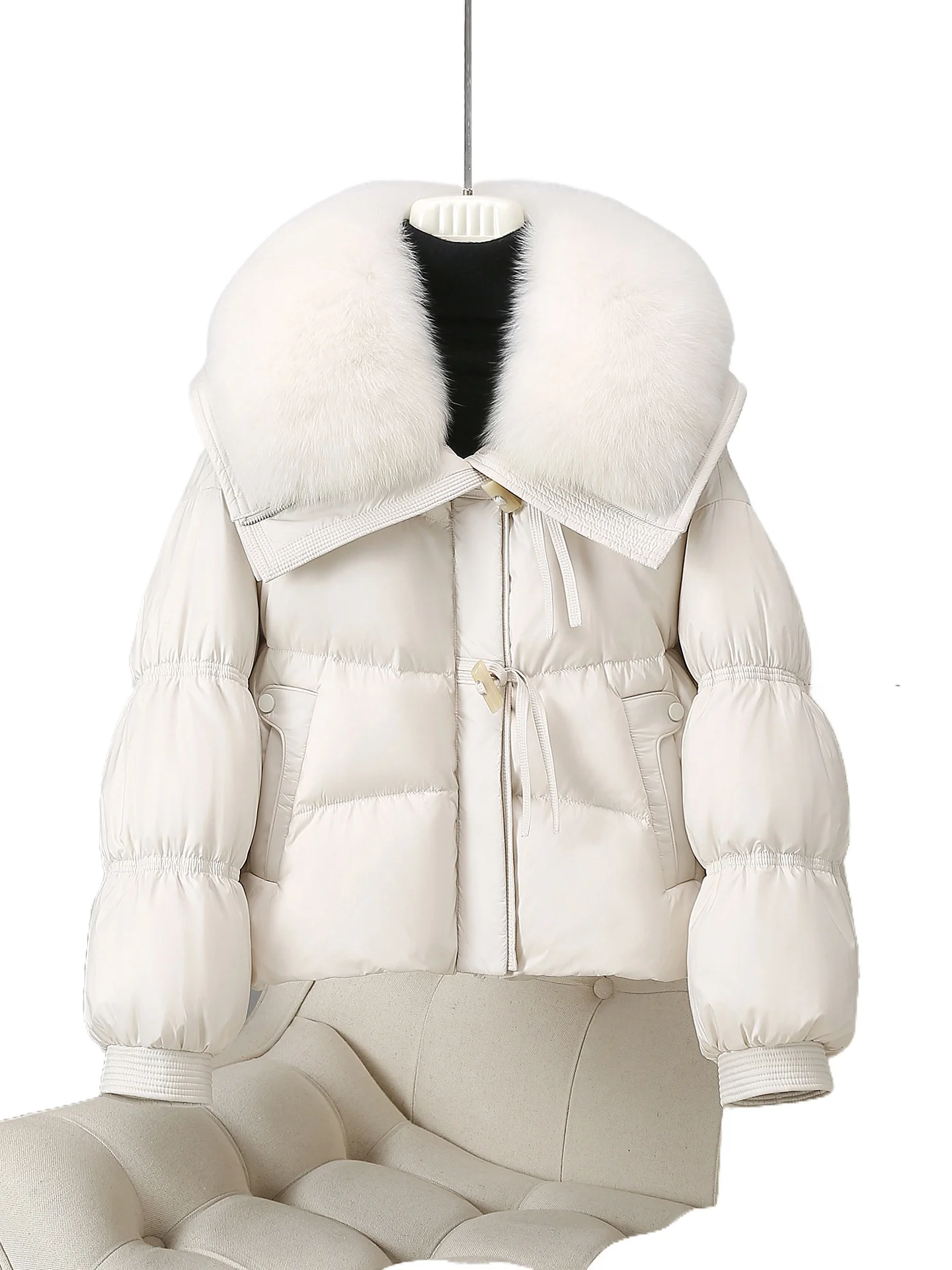 Короткий женский пуховик с воротником из натурального меха лисы, на белом гусином пуху, молодежный, свободный и легкий, зимний.
Короткий женский пуховик с воротником из натурального меха лисы, на белом гусином пуху, молодежный, свободный и легкий, зимний.