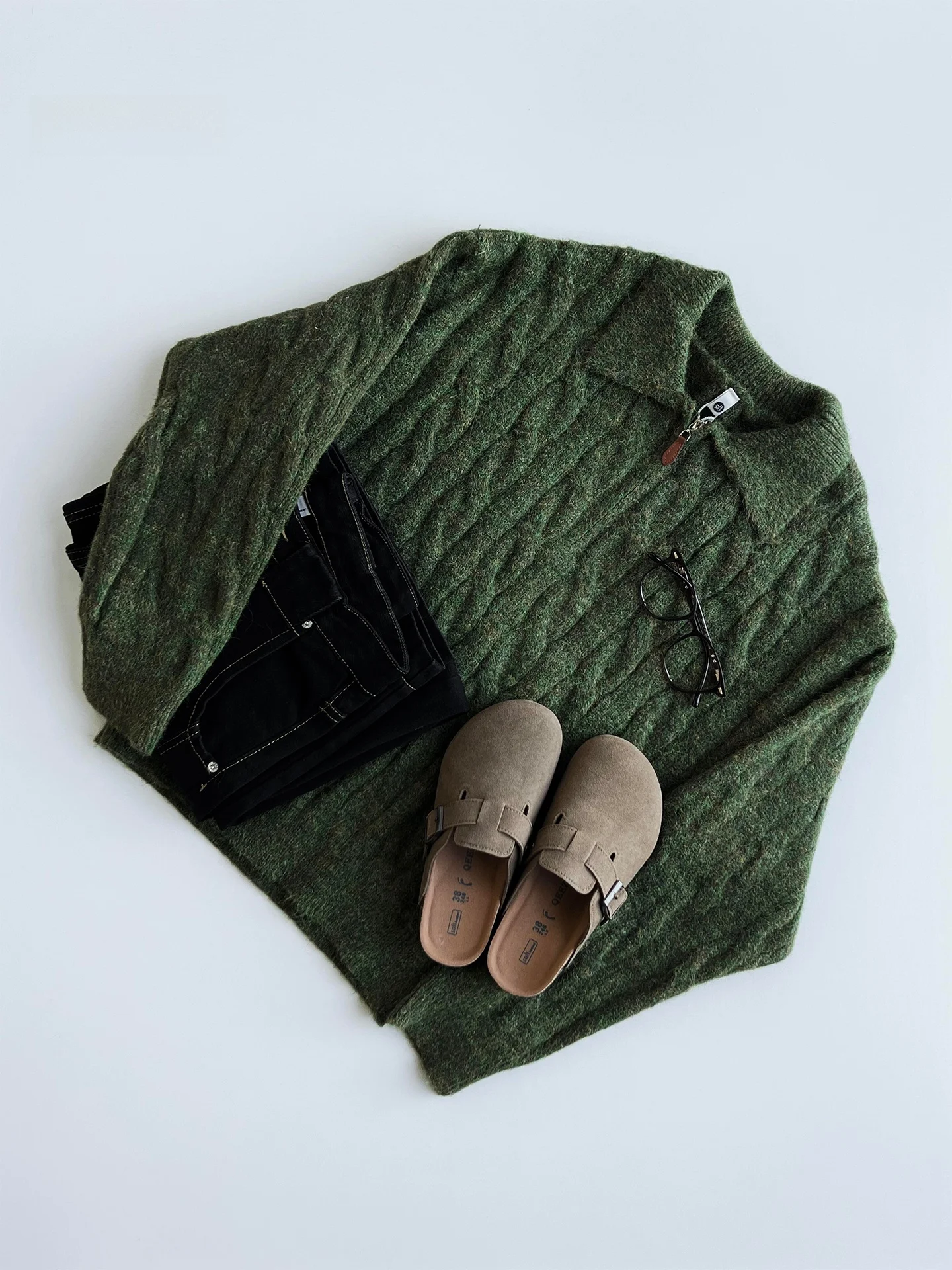 Thickened Casual Men's Knitted Sweater with Zipper Twist Design Autumn Winter Leisure High-End Feeling Knitwear Top
Thickened Casual Men's Knitted Sweater with Zipper Twist Design Autumn Winter Leisure High-End Feeling Knitwear Top