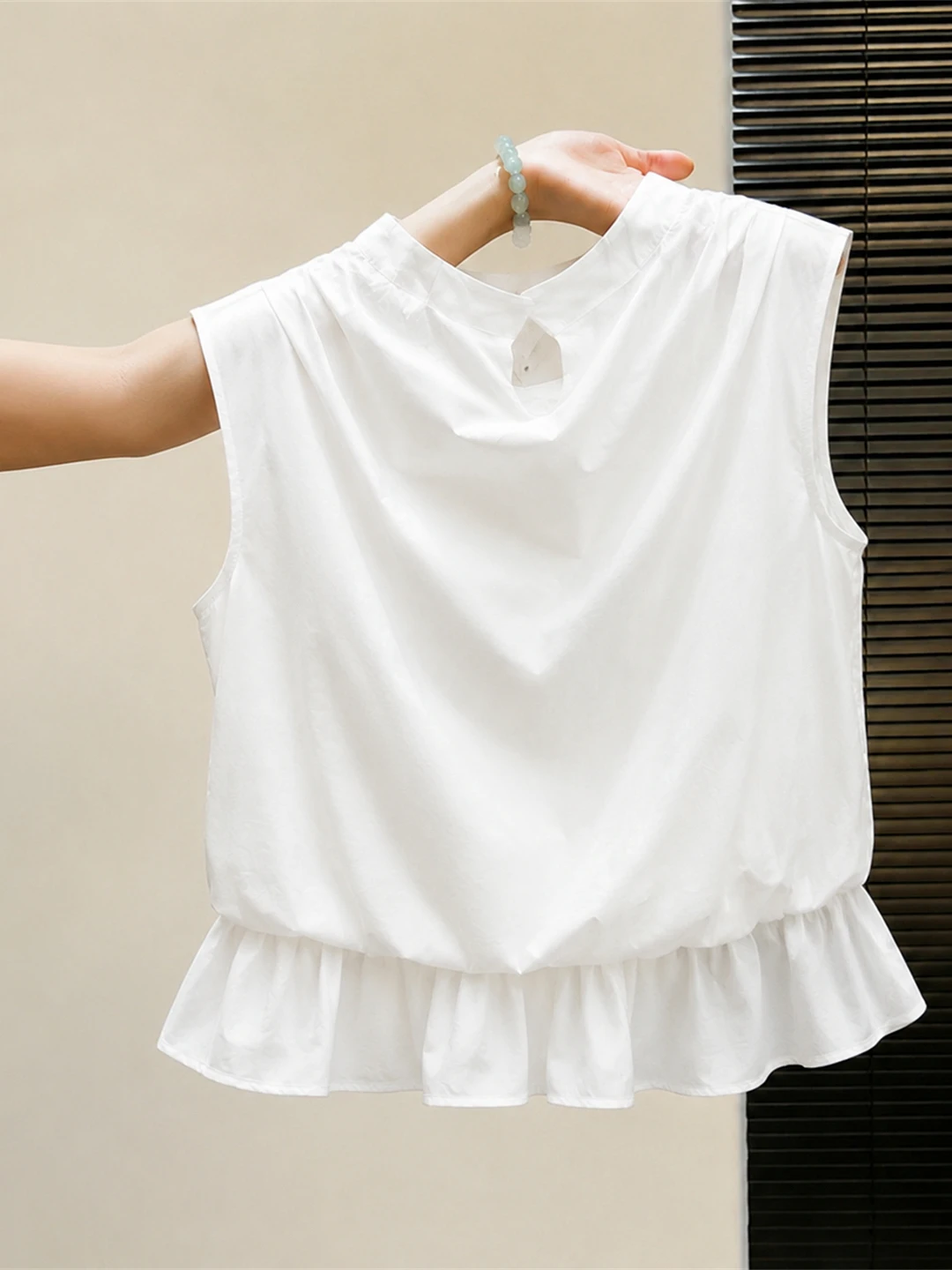 Summer Casual Sleeveless Vest Commute Design Sense Pleated Hem Top Silk Material Korean Style Straight Cut Pure Color round Neck
Summer Casual Sleeveless Vest Commute Design Sense Pleated Hem Top Silk Material Korean Style Straight Cut Pure Color round Neck