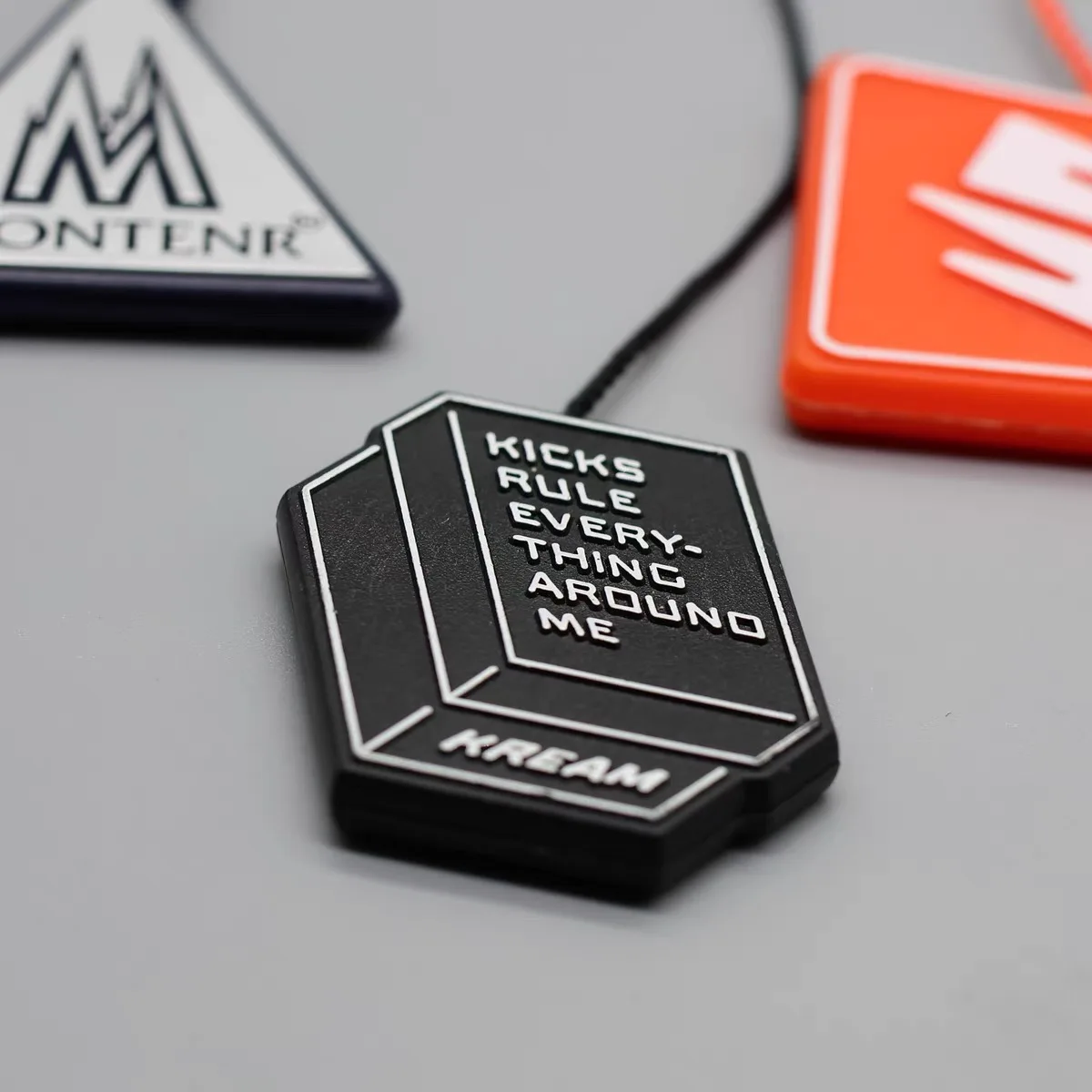 Custom Logo Clothing Tags with Rope Single Slot Personalized Hang Tags for Apparel Shoes Bags Tags
Custom Logo Clothing Tags with Rope Single Slot Personalized Hang Tags for Apparel Shoes Bags Tags