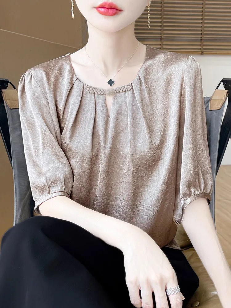 Ele Satin round Ne ort Sve Women's irt Casual Loose Comfortable Floral Embroidery Anti-Aging Small Top
Ele Satin round Ne ort Sve Women's irt Casual Loose Comfortable Floral Embroidery Anti-Aging Small Top