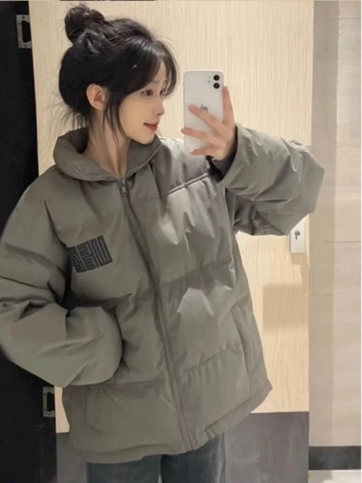 Женское зимнее свободное пальто оверсайз с воротником-стойкой и воротником-стойкой, теплая хлопковая одежда 2024, новый дизайн
Женское зимнее свободное пальто оверсайз с воротником-стойкой и воротником-стойкой, теплая хлопковая одежда 2024, новый дизайн