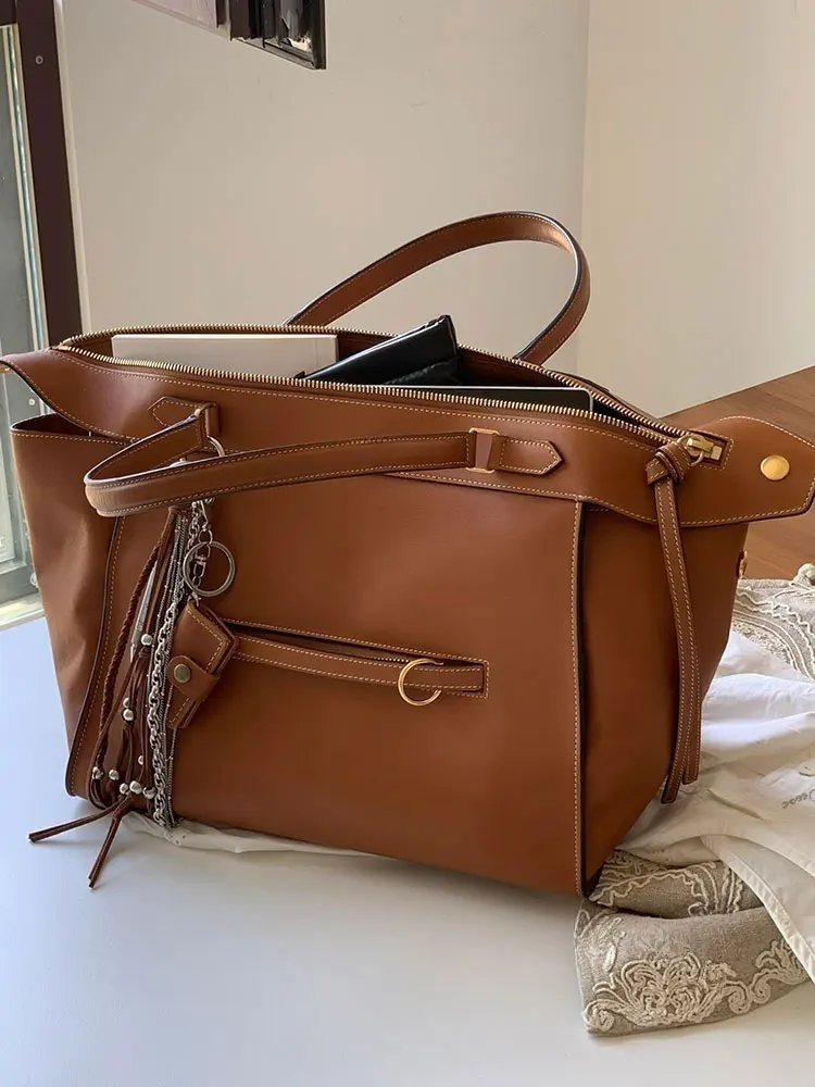Brown Large Capacity Tote Bag Women's 2026 New Luxury Minimalist High-End Single Shoulder Briefcase Summer Handbag Commuting
Brown Large Capacity Tote Bag Women's 2026 New Luxury Minimalist High-End Single Shoulder Briefcase Summer Handbag Commuting