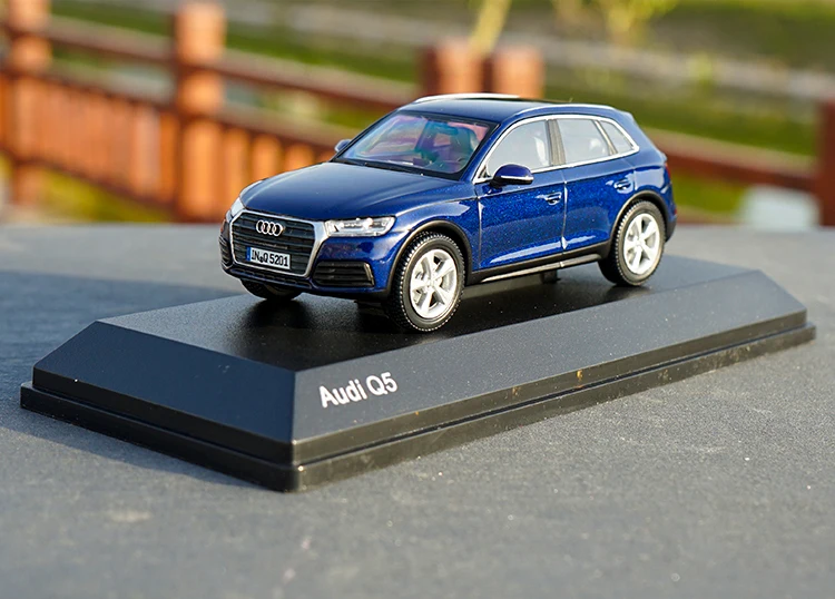 1:43 оригинальная модель внедорожника Audi Q5 из сплава
1:43 оригинальная модель внедорожника Audi Q5 из сплава