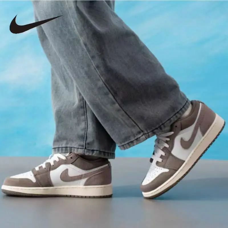 Jordan 1 Low GS Kids Brown Suede Retro Casual Basketball Sneakers Boys Girls Daily Walking Sports Shoes 553560-026
Jordan 1 Low GS Kids Brown Suede Retro Casual Basketball Sneakers Boys Girls Daily Walking Sports Shoes 553560-026