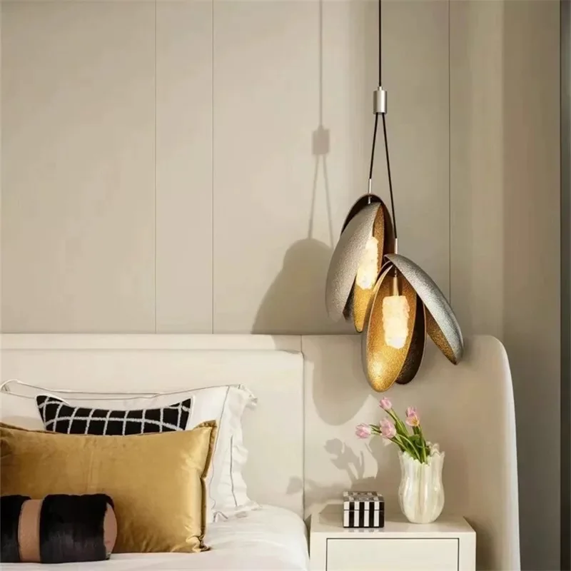 Креативный алюминиевый процесс ковки, итальянский колокольчик, спальня, коридор, мягкое украшение, модель комнаты, вилла, прикроватный подвесной светильник
Креативный алюминиевый процесс ковки, итальянский колокольчик, спальня, коридор, мягкое украшение, модель комнаты, вилла, прикроватный подвесной светильник