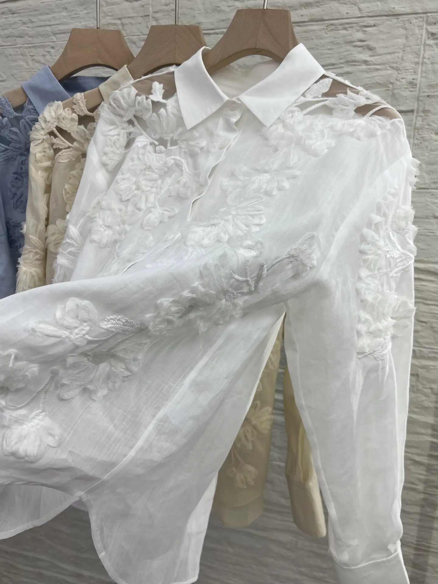 Новинка ранней весны 2026: Женская блузка с 3D цветочной вышивкой и кружевом, длинный рукав, свободный крой, стройнящая, стильный топ с отложным воротником
Новинка ранней весны 2026: Женская блузка с 3D цветочной вышивкой и кружевом, длинный рукав, свободный крой, стройнящая, стильный топ с отложным воротником