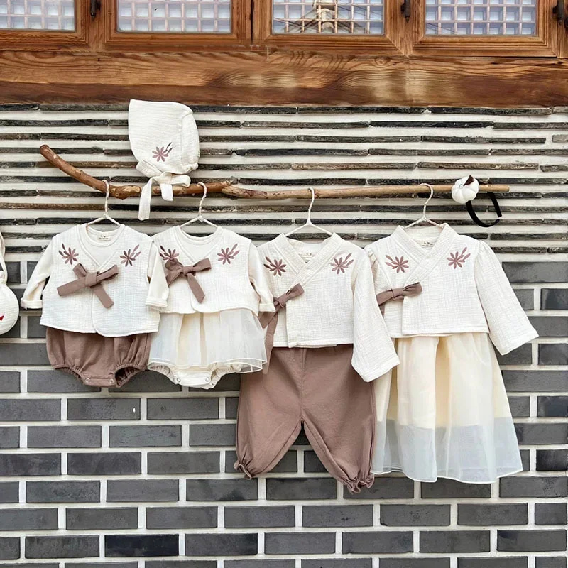 Children Clothing 2022 Spring Autumn New Fashionable Korean Style Baby Girl Embroidery Cardigan Vest One Piece Sweet Romper
Children Clothing 2022 Spring Autumn New Fashionable Korean Style Baby Girl Embroidery Cardigan Vest One Piece Sweet Romper