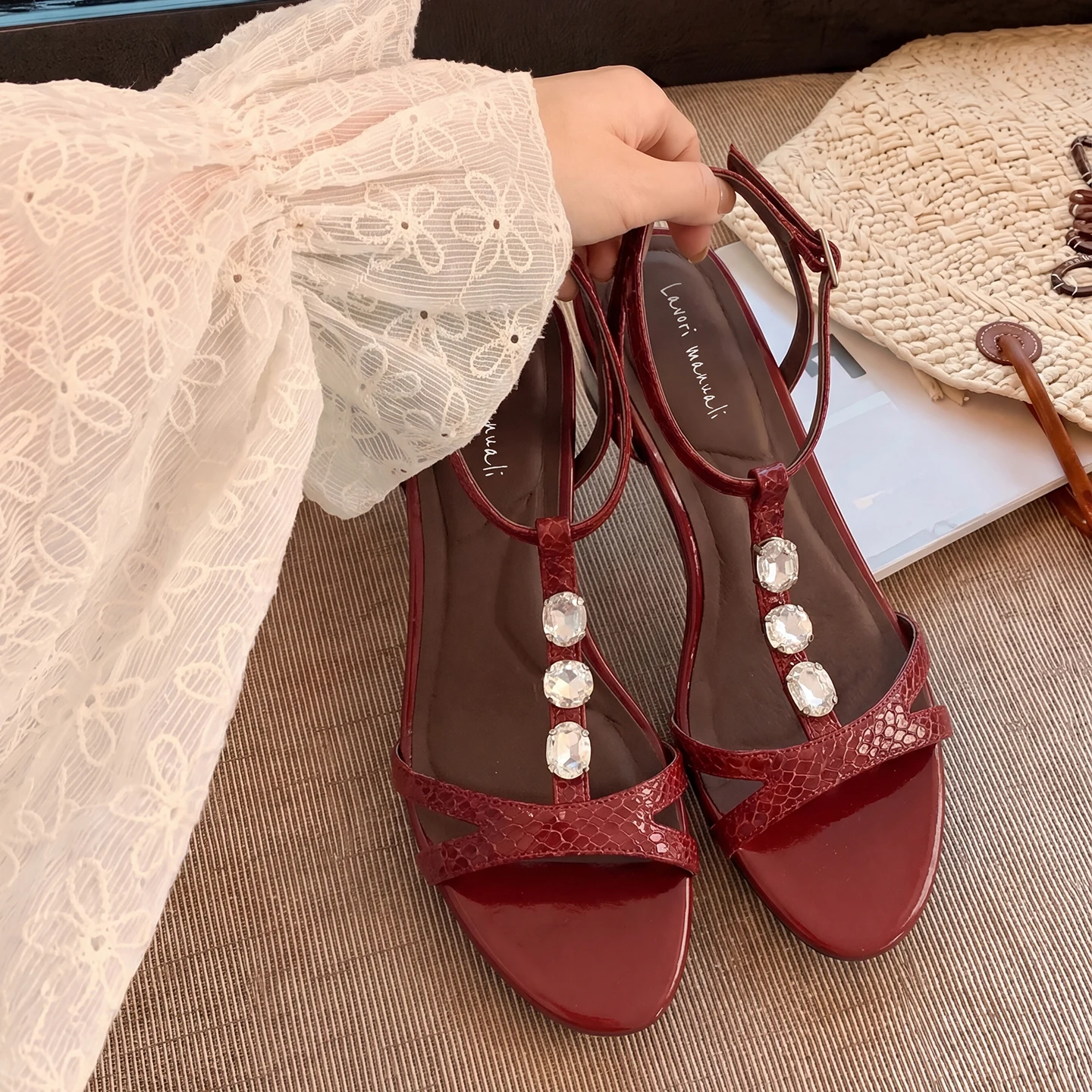 Fashion Women Summer Sexy Sandals Pointed Toe Chunky Heels Genuine Leather Elegant T-Strap Pumps Office Party Dress Women Shoes
Fashion Women Summer Sexy Sandals Pointed Toe Chunky Heels Genuine Leather Elegant T-Strap Pumps Office Party Dress Women Shoes