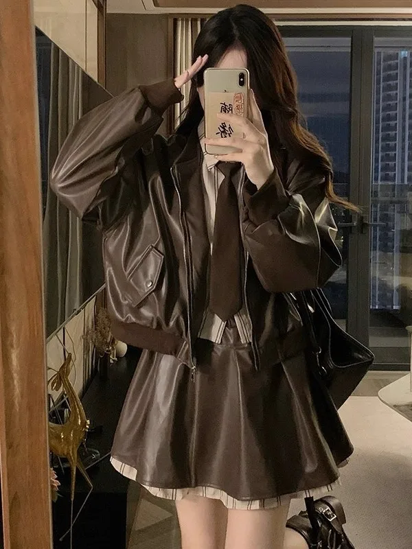 Fashionable Women's Leather Jacket Short Skirt Set Autumn Winter Hong Kong Style Midi Skirt Two Piece Suit High Waist Neck
Fashionable Women's Leather Jacket Short Skirt Set Autumn Winter Hong Kong Style Midi Skirt Two Piece Suit High Waist Neck
