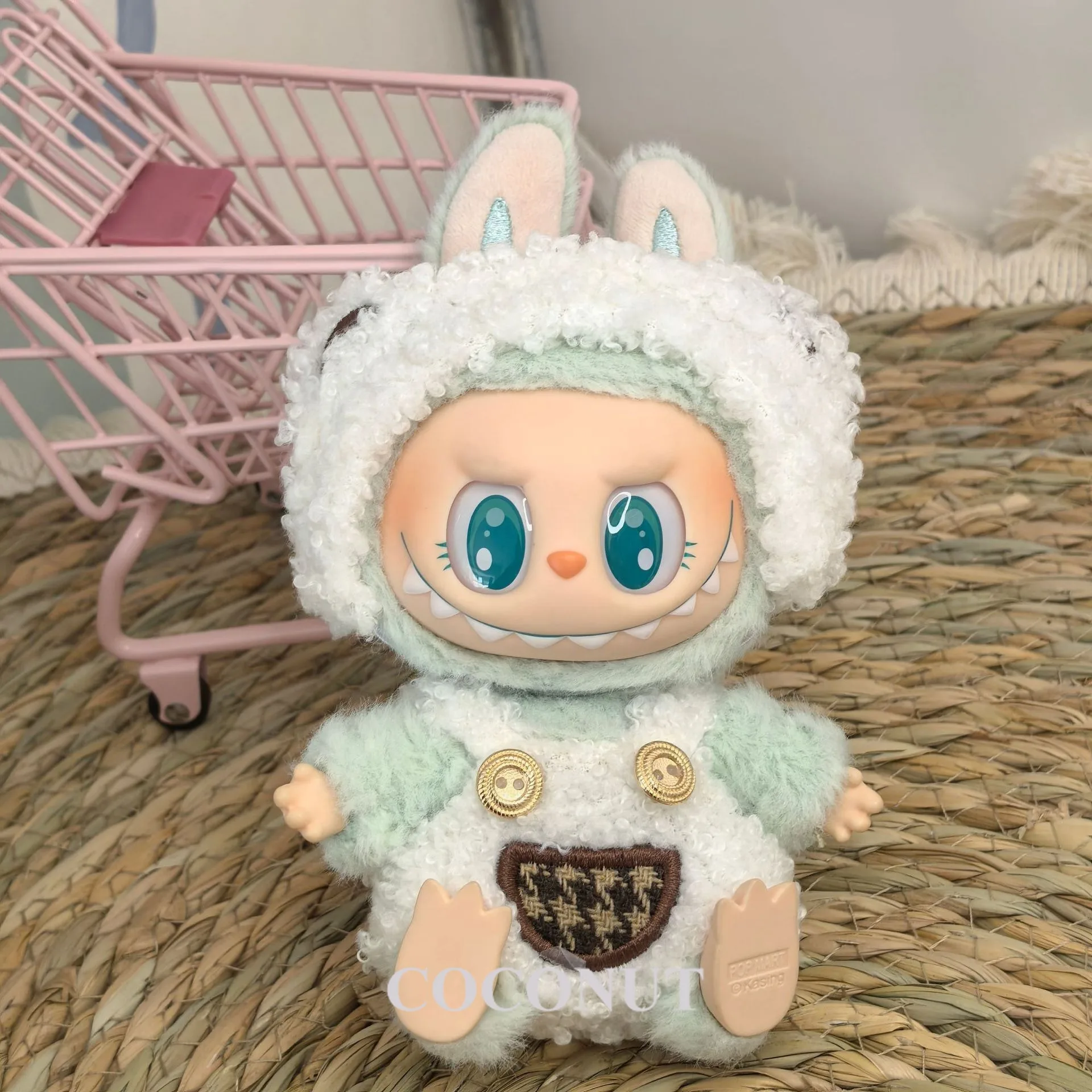 Комбинезон Labubu Bear с карманами — очаровательный наряд для виниловых кукол диаметром 17 см, идеально подходящий для игривых дисплеев
Комбинезон Labubu Bear с карманами — очаровательный наряд для виниловых кукол диаметром 17 см, идеально подходящий для игривых дисплеев