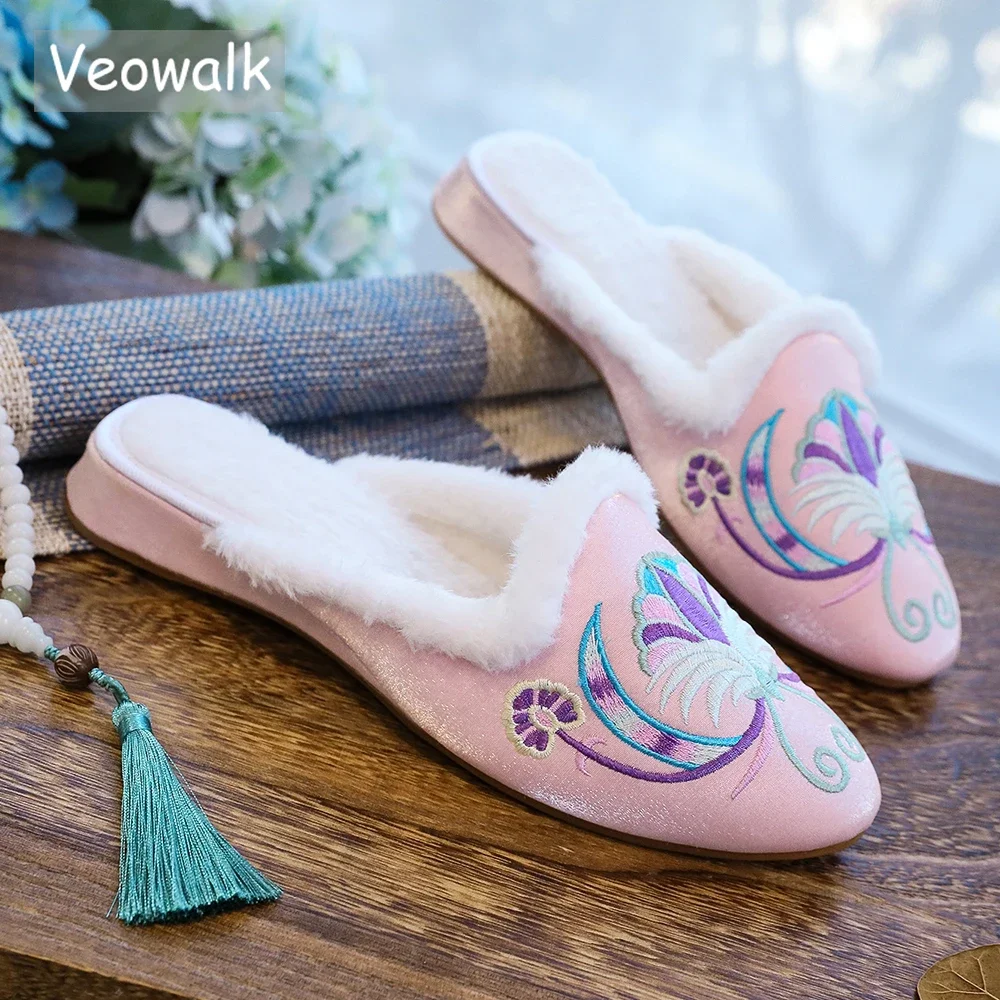 Veowalk/зимние теплые женские хлопковые атласные сабо на плоской подошве с подкладкой из искусственного меха, удобные женские тапочки с острым носком, обувь с китайской вышивкой
Veowalk/зимние теплые женские хлопковые атласные сабо на плоской подошве с подкладкой из искусственного меха, удобные женские тапочки с острым носком, обувь с китайской вышивкой