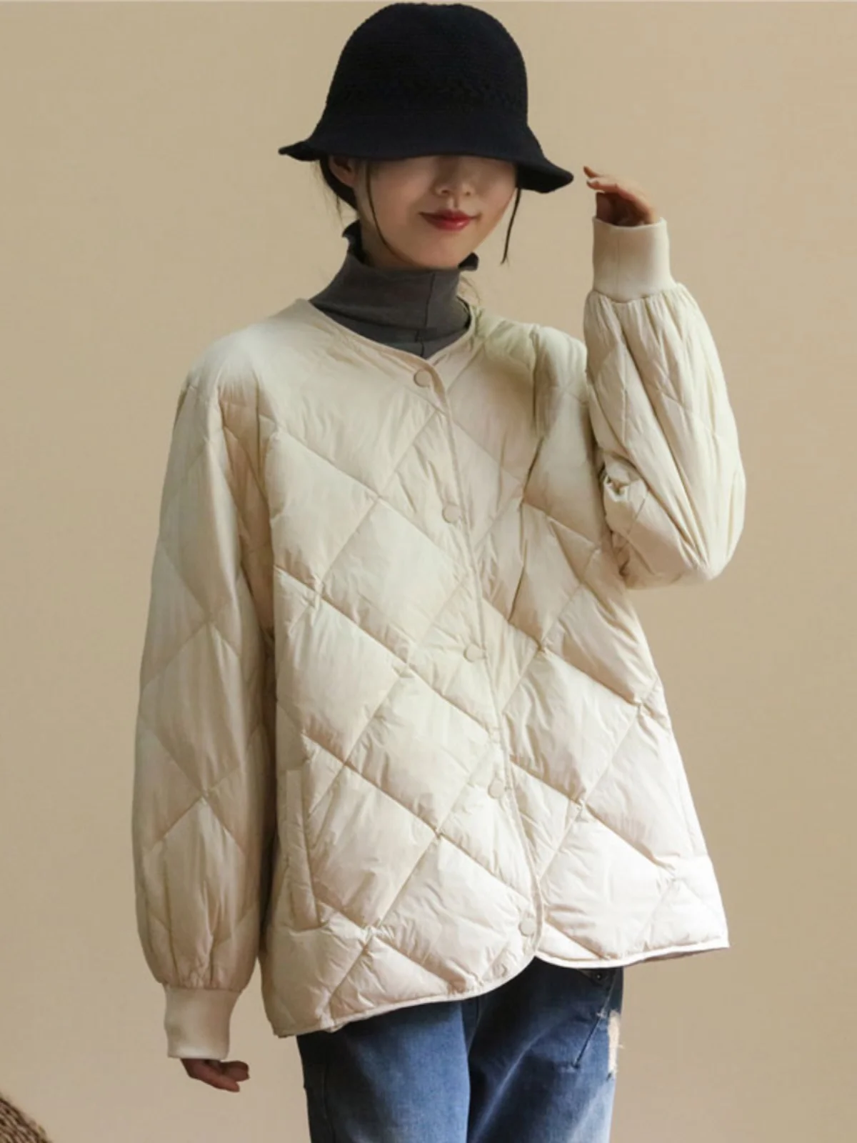 Легкая белая короткая пуховая куртка с круглым вырезом в корейском стиле для женщин, повседневная верхняя одежда, стандартный крой
Легкая белая короткая пуховая куртка с круглым вырезом в корейском стиле для женщин, повседневная верхняя одежда, стандартный крой