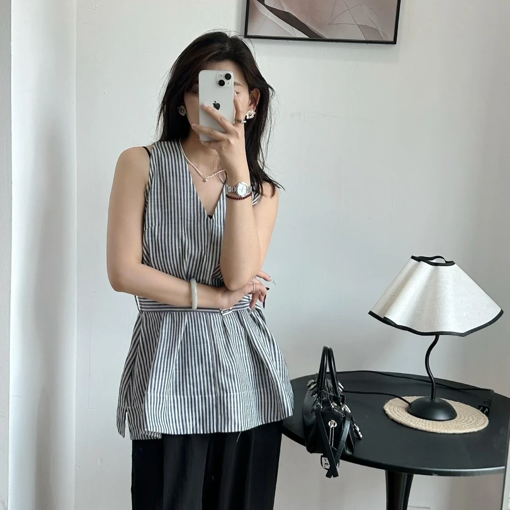 Summer short sleeved shirt for women, V-neck striped sleeveless vest, niche women's shirt top in Korean style
Summer short sleeved shirt for women, V-neck striped sleeveless vest, niche women's shirt top in Korean style