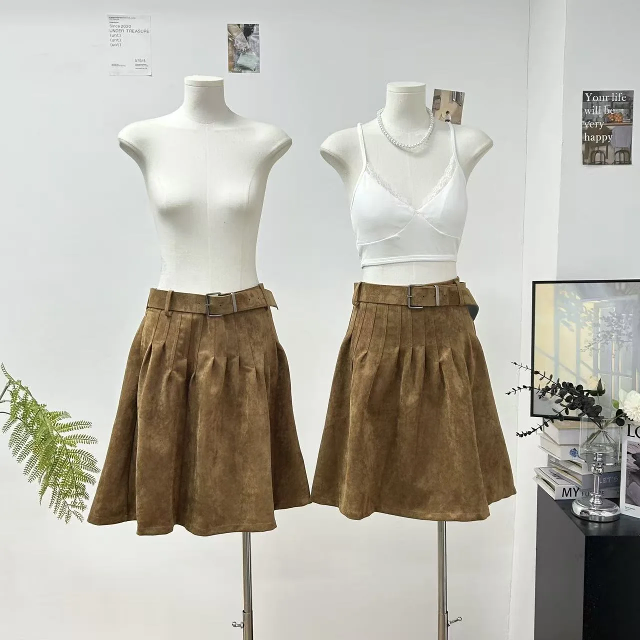 Женская осенне-зимняя винтажная замшевая плиссированная юбка длиной до колена, женская уличная одежда, однотонная юбка средней длины с высокой талией
Женская осенне-зимняя винтажная замшевая плиссированная юбка длиной до колена, женская уличная одежда, однотонная юбка средней длины с высокой талией