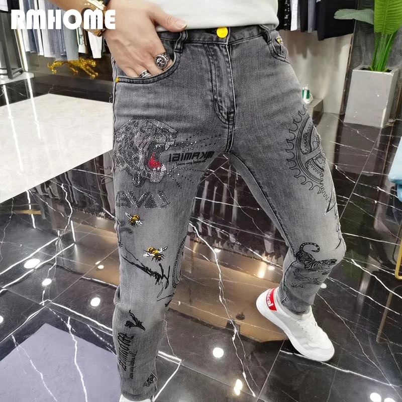 Jeans Men's Thin Light Grey Fashion Brand Tiger Head Hot Diamonds Slim Fit Male Pants Casual Stretch Streetwear Man Clothing
Jeans Men's Thin Light Grey Fashion Brand Tiger Head Hot Diamonds Slim Fit Male Pants Casual Stretch Streetwear Man Clothing