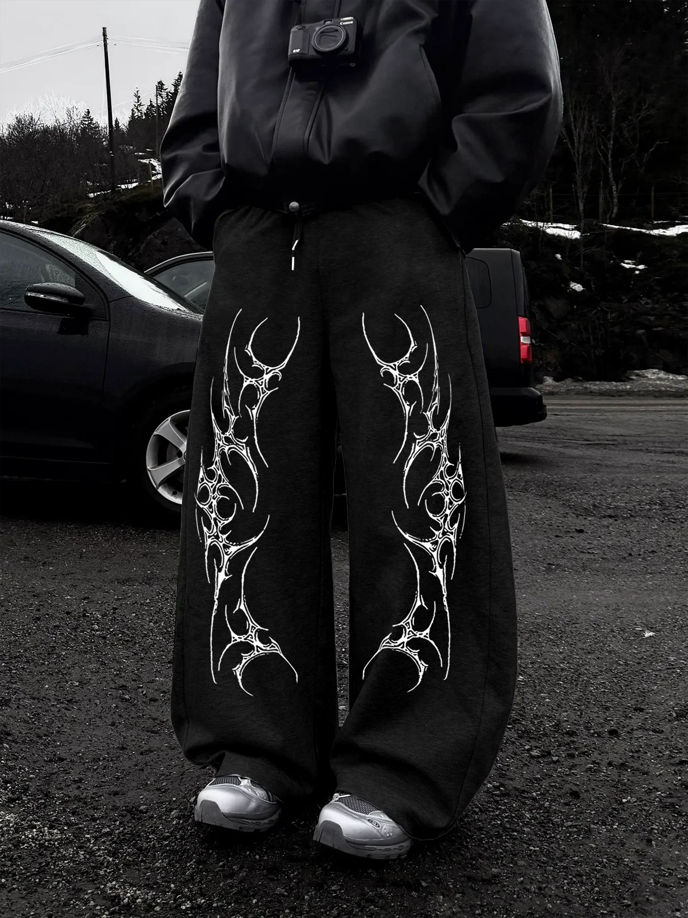 Спортивные брюки прямого кроя с симметричным геометрическим принтом в повседневном уличном стиле. Доступен в размерах S-XXL.
Спортивные брюки прямого кроя с симметричным геометрическим принтом в повседневном уличном стиле. Доступен в размерах S-XXL.