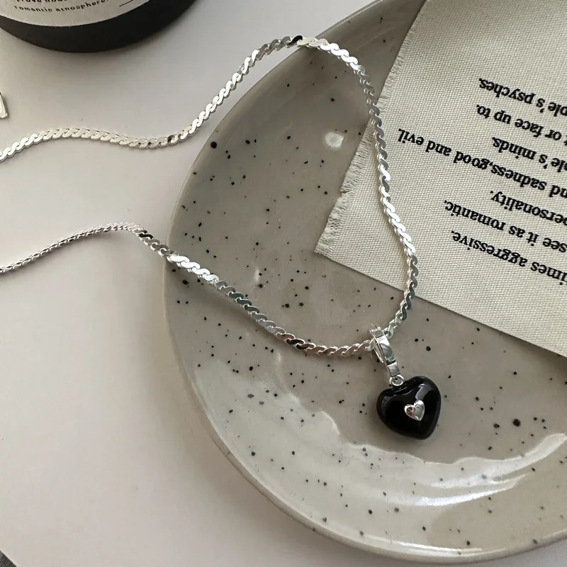 Korean Niche Design Sense of Love Drop Oil Pendant Fashion Simple Personalized Silver Collarbone Chain Necklace
Korean Niche Design Sense of Love Drop Oil Pendant Fashion Simple Personalized Silver Collarbone Chain Necklace